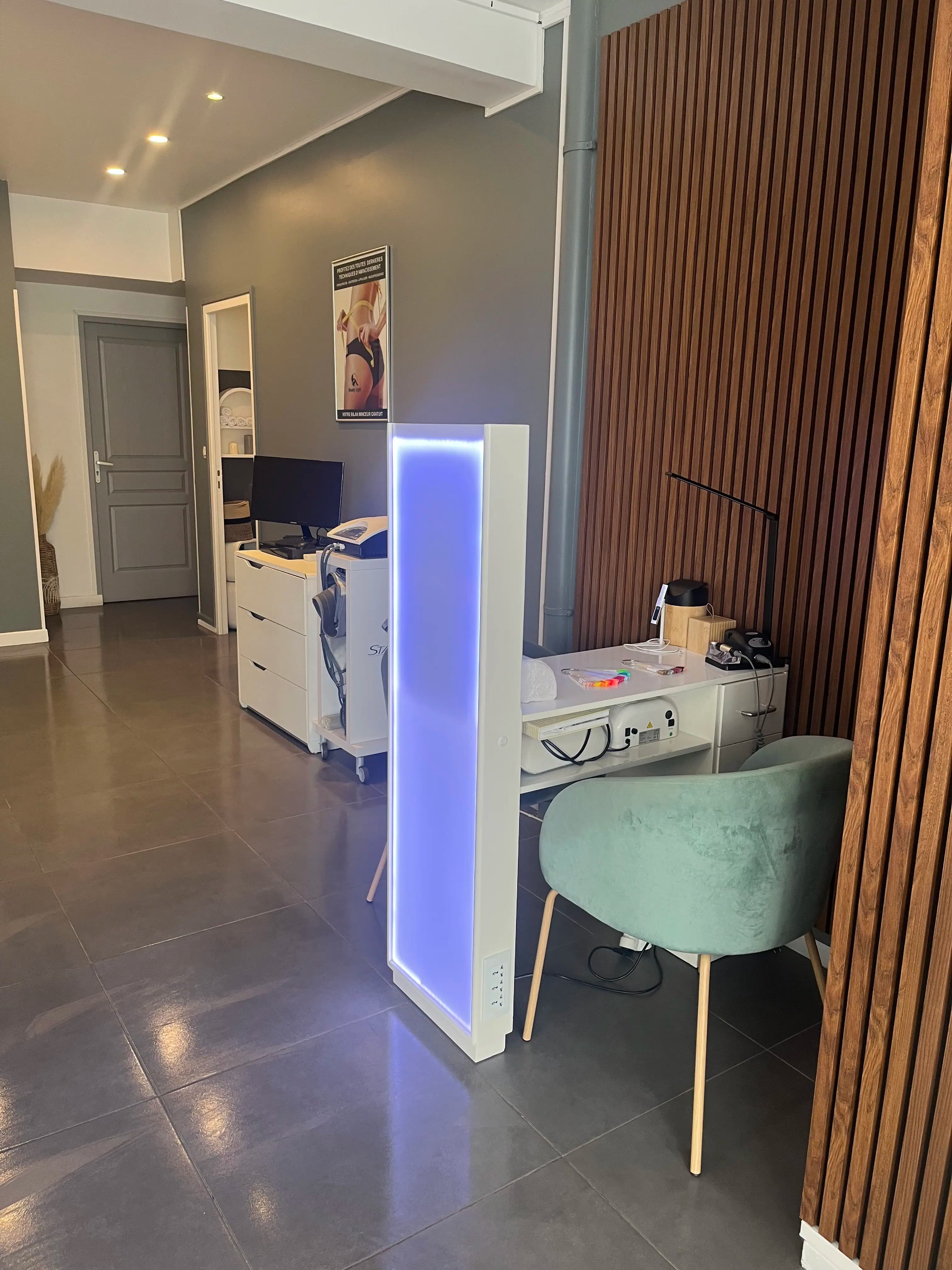 Beauty Light - Espace manucure pédicure avec station de soins des ongles